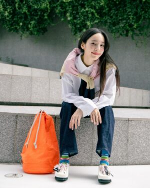 Priya Sangkhachinda Instagram - ใครชอบแต่งตัวแนววินเทจ Old School ต้องนี่เลย UNIQLO and JW ANDERSON ที่มาในสไตล์  Modern Preppy กลิ่นอายแบบยุค  80s-90s นี่แค่ตัวอย่างนะ ยังมีไอเทมน่ารักๆ อีกเพียบเลย มาช้อปตามกันได้ที่ร้าน Uniqlo และ Uniqlo Online Store ของดีแบบนี้ห้ามพลาดเลยนะ

#UniqloJWAnderson #UniqloThailand #LifeWear
