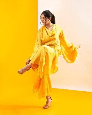 Priyadarshini Indalkar Instagram - पिली तितली 👐 ✨
.
.
.
.
.
@sulbhavsonawane 
@siddheshparkar 
@aniket_randale_ 
@beingdeepeshmore13 

#GoldDust #GoldenGirl