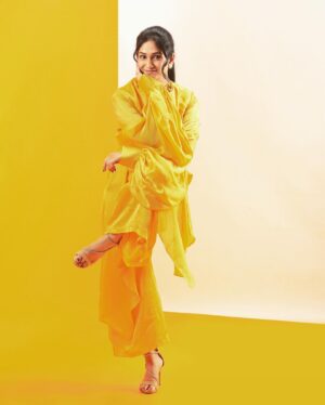 Priyadarshini Indalkar Instagram - Learning the art of Posing ! 🥴

.
.
.
.
.
@sulbhavsonawane 
@siddheshparkar 
@aniket_randale_ 
@beingdeepeshmore13 
@darshanambrephotography 

#goldDust #goldenGirl