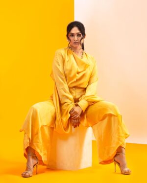 Priyadarshini Indalkar Instagram - Learning the art of Posing ! 🥴

.
.
.
.
.
@sulbhavsonawane 
@siddheshparkar 
@aniket_randale_ 
@beingdeepeshmore13 
@darshanambrephotography 

#goldDust #goldenGirl