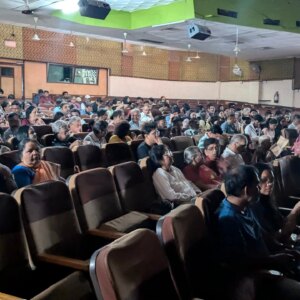 Priyadarshini Indalkar Instagram - शनिवारी भरत नाट्य मंदिर, पुणे येथे सवाई तील तीन दर्जेदार एकांकिकांचा एकांकिकोत्सव पार पडला. या कार्यक्रमासाठी प्रमुख अतिथी म्हणून हास्यजत्रा फेम प्रियदर्शिनी इंदलकर उपस्थित होती. तसंच चिंटू फेम चारुहास पंडित ही उपस्थित होते. तीनही एकांकिकांच्या दमदार सादरीकरणाने सर्व उपस्थितांची मने जिंकली. 
त्याचीच काही क्षणचित्रे...
सादर झालेल्या एकांकिका -
Boiled - शुद्ध शाकाहारी ( कलादर्शन व नाट्यशृंगार पुणे)
Sex on wheels ( तिसरी घंटा, परळ मुंबई)
अविघ्नेया (सिडनहॅम महाविद्यालय, मुंबई)