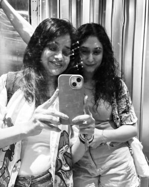Priyadarshini Indalkar Instagram - नेहमी इच्छा होती, एकत्र रहायला लागल्यापास्नं.
हिच्यासोबत कधीतरी काम करता यावं …
तुझ्याबद्दलचं जे जे कौतुक ऐकिवात होतं .. ते तुझ्या सोबत काम करताना खूप जवळून अनुभवलं. किती बारीक बारीक गोष्टींवर काम करतेस.. सतत करत राहतेस.. नाटकावरचं तुझं प्रेम, तुझ्या वावरातुन दिसत रहातं.. राणीचं पात्र तू ज्या पद्धतीने उभं केलयस, ते अक्षरशः प्रेमात पाडणारं आहे! 
तू खूप काही deserve करतेस , आरती! आणि तुझ्या प्रवासाचा भाग होता आलं याचं मला समाधान आहे. 
From Roommates to Friends to now Co-actors ! 🌻

Congratulations for NOMINATION for ‘Supporting Role - Female’ 
For Zee Natya Gaurav Puraskar 2025 !

Rooting for ‘राणी’ from Vishamrut!

And our Next & 25th Show of विषामृत -

🎭12 फेब्रुवारी - 4.15 pm, मास्टर दीनानाथ मंगेशकर नाट्यगृह, विले-पार्ले 🎭

Ticket Link in Bio ! 

@adwaittheatre @shubhankar_tawde @arti.more18 @chhaitalisoparkar @shaunakr9