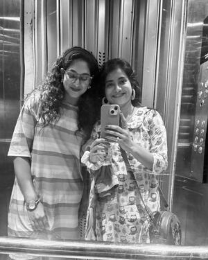 Priyadarshini Indalkar Instagram - नेहमी इच्छा होती, एकत्र रहायला लागल्यापास्नं.
हिच्यासोबत कधीतरी काम करता यावं …
तुझ्याबद्दलचं जे जे कौतुक ऐकिवात होतं .. ते तुझ्या सोबत काम करताना खूप जवळून अनुभवलं. किती बारीक बारीक गोष्टींवर काम करतेस.. सतत करत राहतेस.. नाटकावरचं तुझं प्रेम, तुझ्या वावरातुन दिसत रहातं.. राणीचं पात्र तू ज्या पद्धतीने उभं केलयस, ते अक्षरशः प्रेमात पाडणारं आहे! 
तू खूप काही deserve करतेस , आरती! आणि तुझ्या प्रवासाचा भाग होता आलं याचं मला समाधान आहे. 
From Roommates to Friends to now Co-actors ! 🌻

Congratulations for NOMINATION for ‘Supporting Role - Female’ 
For Zee Natya Gaurav Puraskar 2025 !

Rooting for ‘राणी’ from Vishamrut!

And our Next & 25th Show of विषामृत -

🎭12 फेब्रुवारी - 4.15 pm, मास्टर दीनानाथ मंगेशकर नाट्यगृह, विले-पार्ले 🎭

Ticket Link in Bio ! 

@adwaittheatre @shubhankar_tawde @arti.more18 @chhaitalisoparkar @shaunakr9