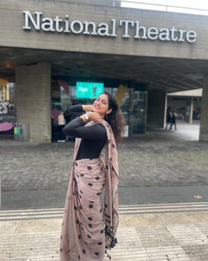 Priyadarshini Indalkar Instagram - Roamed around in साडी in London ! Ran, jumped, danced, tripped, walked- a lot, rolled, sat, did everything !
Ah ! What a joy it was! Besides the sweet random compliments it got me, it charged my spirit to explore the unknown with open arms and wrapped me with homely feeling. 
साडी तशीही आवडतेच, पण लंडन मधे shining मारायला जास्त मज़ा आली ! 😂😂

Thanks to @suta_bombay , I could fly in my saree ! 🌻

And throughout the day, @saleelkulkarniofficial ‘s song was playing in my head ! ♥️♥️

@onkar_raut thank you for the lovely photos! 🌻

#londondiaries🇬🇧 #mhjliveinlondon #centralline #boroughmarket #nationaltheatre #waterloo #sutabombay