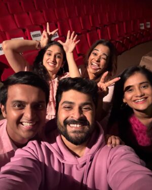 Priyadarshini Indalkar Instagram - Tired-happy faces ! What a fantastic 25th show !! Vile-Parle audience made it even special ! ♥️

📸 @shubhankar_tawde ! ♥️🌻

Vishamrut turns 25! 🤭😇
आणि आमचा आनंद चेहऱ्यात मावत नव्हता ! 🌸

Next show - 
16 Feb - 4pm, Vishnudas Bhave Natyagruh, Vashi 

Ticket link in bio ! ♥️

#valentines #latepost