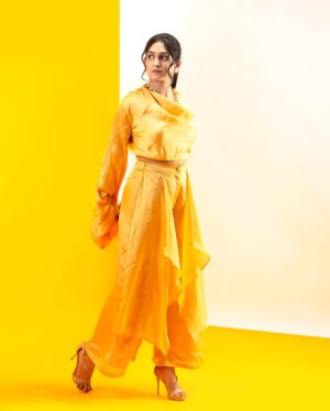 Priyadarshini Indalkar Instagram - Can’t talk,  Sunflowering …. 🌻

.
.
.
.
.
@sulbhavsonawane 
@siddheshparkar 
@aniket_randale_ 
@beingdeepeshmore13 
@darshanambrephotography 

#goldDust #goldenGirl