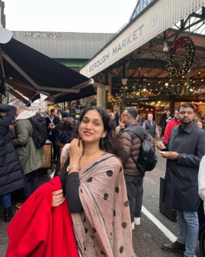 Priyadarshini Indalkar Instagram - Roamed around in साडी in London ! Ran, jumped, danced, tripped, walked- a lot, rolled, sat, did everything !
Ah ! What a joy it was! Besides the sweet random compliments it got me, it charged my spirit to explore the unknown with open arms and wrapped me with homely feeling. 
साडी तशीही आवडतेच, पण लंडन मधे shining मारायला जास्त मज़ा आली ! 😂😂

Thanks to @suta_bombay , I could fly in my saree ! 🌻

And throughout the day, @saleelkulkarniofficial ‘s song was playing in my head ! ♥️♥️

@onkar_raut thank you for the lovely photos! 🌻

#londondiaries🇬🇧 #mhjliveinlondon #centralline #boroughmarket #nationaltheatre #waterloo #sutabombay