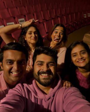 Priyadarshini Indalkar Instagram - Happy Valentine’s Day From Team Vishamrut ♥️

Yes yes we can immediately shift our mood from being Zara models to monkeying 😅

Next Show 16 February ,
4pm,
Vishnudas Bhave Natyagruh, 
Navi Mumbai.