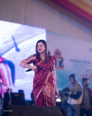 Priyanka Bharali Instagram - যোৱা ৪ ফেব্ৰুৱাৰী তাৰিখে বজালীত আয়োজিত অসম সাহিত্য সভাৰ সপ্ত-সপ্ততিতম দ্বি বাৰ্ষিক অধিবেশনৰ সাংস্কৃতিক সন্ধিয়াত গীত পৰিৱেশন কৰি অতি আনন্দিত হ’লো....সকলোলৈ আন্তৰিক ধন্যবাদ আৰু কৃতজ্ঞতা জ্ঞাপন কৰিছো🙏

Thank you @nikukalitaphotography 
@jinku_makeup 
@bidyut_rakesh 

#asomsahityasabha2025 #priyankabharali #priyankabharaliofficial #priyankabharalifanclub #priyankabharalilive #newpost #instagram #instagood #instamood #instalike #singer #indiansingers #performer #assam #bojali #guwahati #thankfulgratefulblessed #❤️🙏🧿