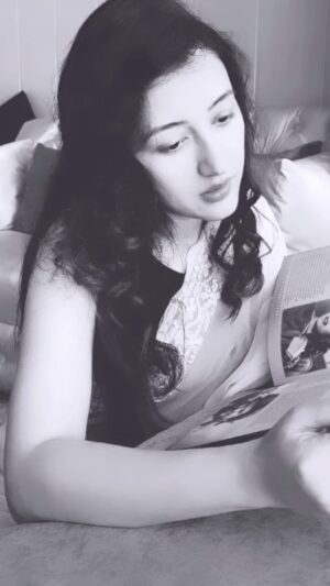 Priyanka Kandwal Instagram - Yaha kon kisse darta hai 😂 #blackandwhite