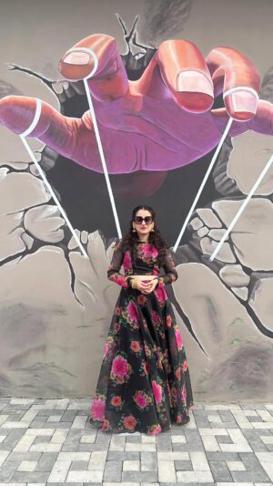 Priyanka Kandwal Instagram - Na Tum hume jano na hum Tum jane 😃 kon yaha kisko janta hai 🤪 #instagram #tumbin #bollywoodsongs