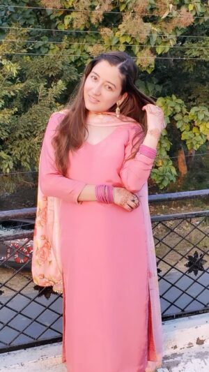 Priyanka Kandwal Instagram - Rang Gulabi dress gulabi #teremerepyarkibatein  #mehkamehkayesama