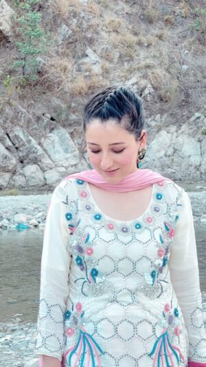 Priyanka Kandwal Instagram - Jaruri to nahi ❤️ #mohabbat