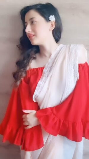 Priyanka Kandwal Instagram - Pardesi 😃