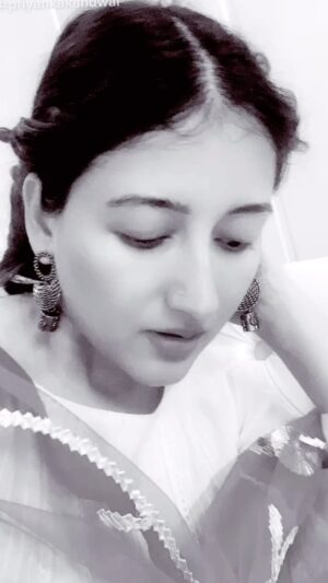 Priyanka Kandwal Instagram - Mar na  jaun  kahi 😃 #blackandwhite  #oldisgold