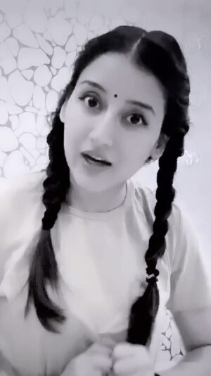 Priyanka Kandwal Instagram - Sajna #sunsajnakalayasapna😍😋