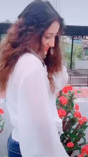 Priyanka Kandwal Instagram - Uljhi uljhi lat meri 😀 #songoftheday