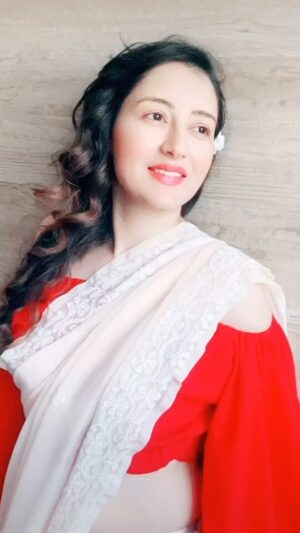 Priyanka Kandwal Instagram - Meetha meetha gum 😃🥸 #ekpardesimeradillegaya