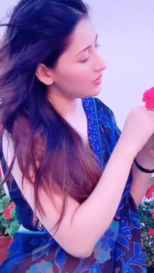 Priyanka Kandwal Instagram - Phool tumhe bheja hai ❤️