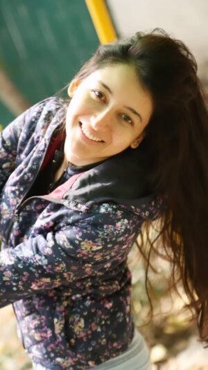 Priyanka Kandwal Instagram - Hanste hanste kat  jaye raste 😀 muskurate rahoge to  chalte rahoge #muskan #smile #laugh