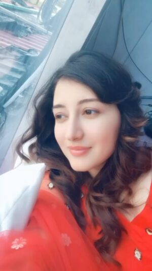 Priyanka Kandwal Instagram - Kasam hai tumhe jo comment na kiya 😃 #oldsongs