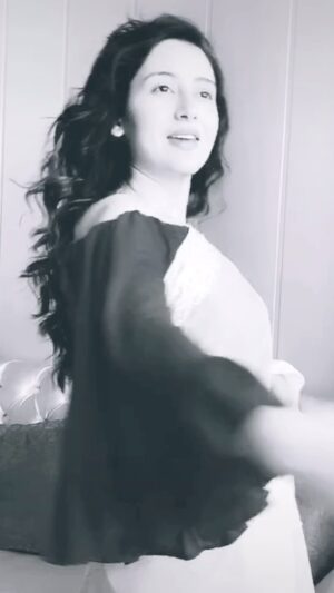 Priyanka Kandwal Instagram - Do dilo ❤️❤️ ki kahani #blackabdwhite #oldsongs