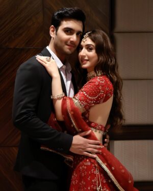 Priyanka Khera Instagram - Some posing game from the sets of Mast Ankhein Teri! Go and watch!
Link in bio 😍😍