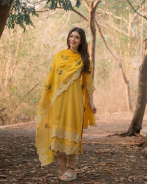 Priyanka Khera Instagram - ओ सूरत ओ एस दी, परियां वर्गी सीरत दी ओयम मरियम लगदी 💫