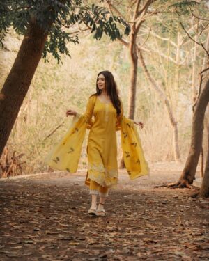 Priyanka Khera Instagram - ओ सूरत ओ एस दी, परियां वर्गी सीरत दी ओयम मरियम लगदी 💫