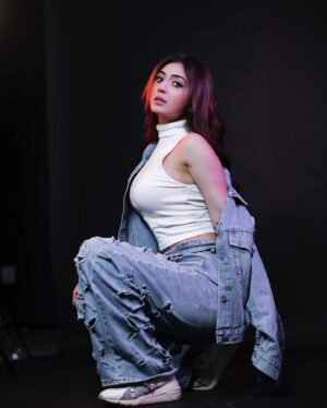 Priyanka Khera Instagram - Still the same girl with the same name! Just a different mindset and a new game😇
#Priyankakhera
Outfit @fashionstruc