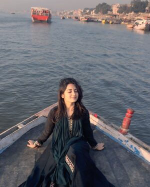 Priyanka M Jain Instagram - Kashi🌊🧿

.

.

.

.

.

#priyanka #kashi #varanasi #priyankamjain #ganga #banaras #kumbh #kumbhmela #love #india
