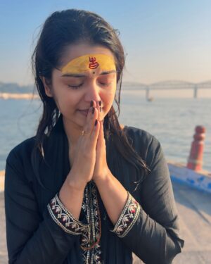 Priyanka M Jain Instagram - Kashi🌊🧿

.

.

.

.

.

#priyanka #kashi #varanasi #priyankamjain #ganga #banaras #kumbh #kumbhmela #love #india