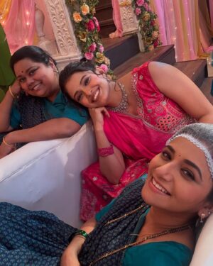 Priyanka Tendolkar Instagram - Mill baithe teen yaar @danadedisha @juigadkariofficial ❤️