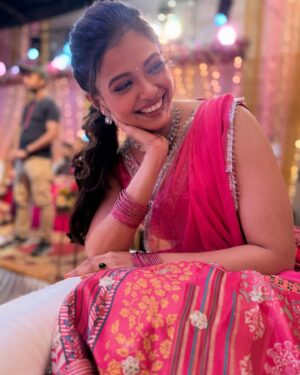 Priyanka Tendolkar Instagram - Mazhe veg vegle moods capture karnaari mazhi offscreen maitrin @juigadkariofficial ❤️
Maha sangeet miss karu naka🙏❤️
Sunday 1pm and 7pm 
@star_pravah
Makeup @attitude_boy_neel 
Hairstyle designed by @sanjana_patil165 
Costume by @vili_vaishali
