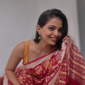 Priyanka Tendolkar Instagram - Saree by @gaatha.sarees ❤️
Clicked by my dear dad @tendolkar.deepak 😘