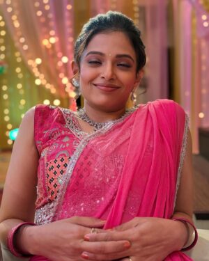 Priyanka Tendolkar Instagram - Mazhe veg vegle moods capture karnaari mazhi offscreen maitrin @juigadkariofficial ❤️
Maha sangeet miss karu naka🙏❤️
Sunday 1pm and 7pm 
@star_pravah
Makeup @attitude_boy_neel 
Hairstyle designed by @sanjana_patil165 
Costume by @vili_vaishali