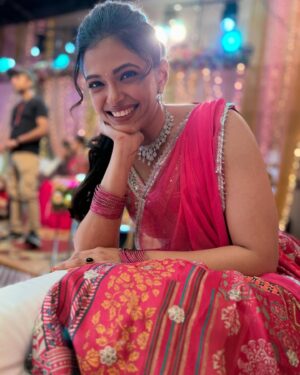 Priyanka Tendolkar Instagram - Mazhe veg vegle moods capture karnaari mazhi offscreen maitrin @juigadkariofficial ❤️
Maha sangeet miss karu naka🙏❤️
Sunday 1pm and 7pm 
@star_pravah
Makeup @attitude_boy_neel 
Hairstyle designed by @sanjana_patil165 
Costume by @vili_vaishali