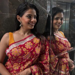 Priyanka Tendolkar Instagram - Saree by @gaatha.sarees ❤️
Clicked by my dear dad @tendolkar.deepak 😘