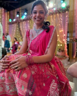Priyanka Tendolkar Instagram - Mazhe veg vegle moods capture karnaari mazhi offscreen maitrin @juigadkariofficial ❤️
Maha sangeet miss karu naka🙏❤️
Sunday 1pm and 7pm 
@star_pravah
Makeup @attitude_boy_neel 
Hairstyle designed by @sanjana_patil165 
Costume by @vili_vaishali