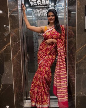 Priyanka Tendolkar Instagram - Saree by @gaatha.sarees ❤️
Clicked by my dear dad @tendolkar.deepak 😘