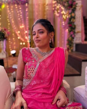 Priyanka Tendolkar Instagram - Mazhe veg vegle moods capture karnaari mazhi offscreen maitrin @juigadkariofficial ❤️
Maha sangeet miss karu naka🙏❤️
Sunday 1pm and 7pm 
@star_pravah
Makeup @attitude_boy_neel 
Hairstyle designed by @sanjana_patil165 
Costume by @vili_vaishali