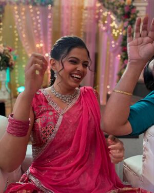 Priyanka Tendolkar Instagram - Mazhe veg vegle moods capture karnaari mazhi offscreen maitrin @juigadkariofficial ❤️
Maha sangeet miss karu naka🙏❤️
Sunday 1pm and 7pm 
@star_pravah
Makeup @attitude_boy_neel 
Hairstyle designed by @sanjana_patil165 
Costume by @vili_vaishali