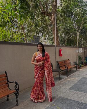 Priyanka Tendolkar Instagram - Saree by @gaatha.sarees ❤️
Clicked by my dear dad @tendolkar.deepak 😘
