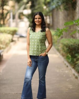 Priyanka Tendolkar Instagram - Stylish vibes brought to you by @kalasutaa with beautiful @priyanka_tendolkar
.
.
.
.
.
In frame : @priyanka_tendolkar 
Click: @rohitographs 
Style by @kalasutaa
Makeup-hair by @the_look_changer_
.
.
.
Book your prints now! For more information dm or get us on whatsapp.
 91 9326594426
.
.
.

#fashionforward #styleinspiration #ootd #fashionista#trendsetter #instafashion #wardrobegoals #fashionaddict #streetstyle #kurti #india #mumbai#brand #kalasutta