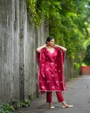Priyanka Tendolkar Instagram - The elegance is in the details

Red kaftan by @aarohi_apparel_ 

In frame -@priyanka_tendolkar 🦋❤️✨

Click by @_pratham_tambe_ 
HMUA-@official_shrutishikhare 
Style by- @vaish.17 
Designed by -@_pranalihebbalkar_ 

#aarohiapparel #indowestern #perfectoccasionalwear 
#explorepage #festivewear