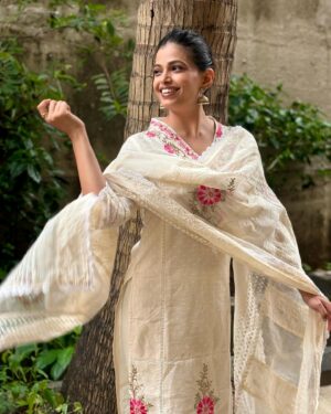 Priyanka Tendolkar Instagram - Stunning, festive yet comfy

This pure cotton Butti kurta features a soft ivory hue beautifully highlighted by intricate floral embroidery.✨

Crafted from high-quality 1000 Butti cotton, this piece ensures comfort and elegance, 

Find your perfect flawless fit from @maldoindia 🤍🌸
.
.
.
Visit : https://maldo.in/

📷 by my darling @arti.more18 ✨❤️ 
Thank you Moru🫶🏼

#maldo #kurti #ethnicwear #womenskurti #traditional #premiumkurtis #indiandresses