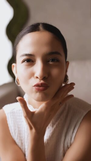 Putri Marino Instagram - Siapa perempuan yang tidak bahagia dapet lipstick sebanyak ini🫠🥰
Mari kita cobain shade barunyaaaa @lorealparis

#Mattitude #LOrealMakeupID
#Makeup #FindYourMattitude