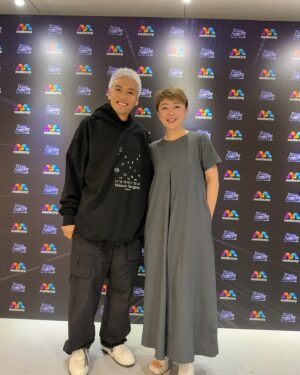 Quan Yi Fong Instagram - 很期待与大家见面，一次很新鲜的组合，好热情的 933DJ @therealjeffgoh 
明天晚上 才华横溢出新秀2024
不见不散❤️

#StarSearch2024 #才华横溢出新秀2024 #mediacorpstarsearch2024