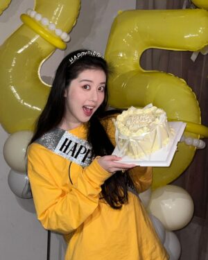 Quan Yi Fong Instagram - 这是我用青春换来的宝贝
是和我分享过心跳的人
是我无数次崩溃后支撑下去的理由
是我努力的方向
是我要爱很久很久的人
谢谢你陪伴我人生中大半的岁月

#祝宝贝女儿生日快乐
@eleanorleex 妈咪爱你