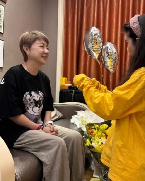 Quan Yi Fong Instagram - 这是我用青春换来的宝贝
是和我分享过心跳的人
是我无数次崩溃后支撑下去的理由
是我努力的方向
是我要爱很久很久的人
谢谢你陪伴我人生中大半的岁月

#祝宝贝女儿生日快乐
@eleanorleex 妈咪爱你